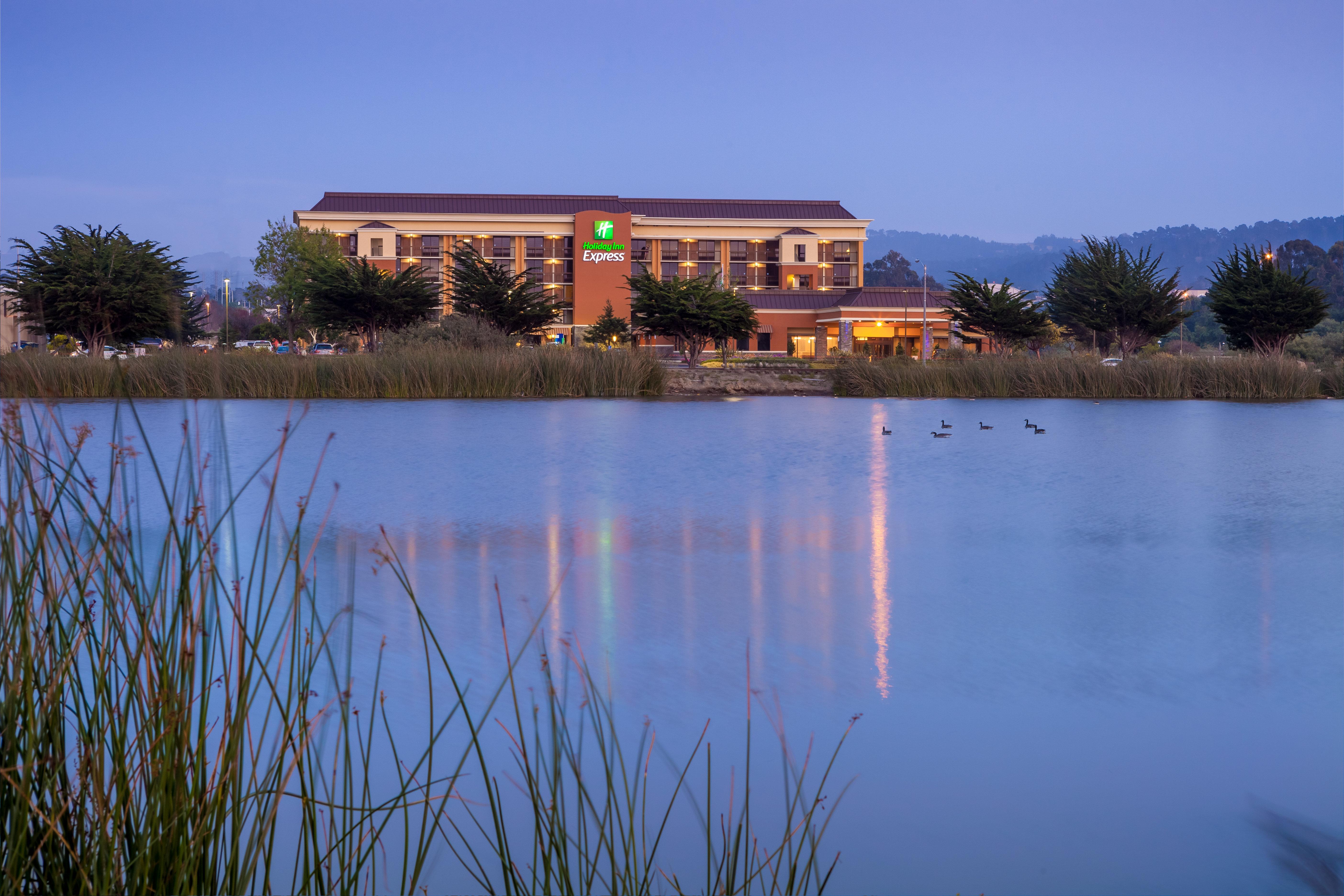 Holiday Inn Express At Monterey Bay By Ihg Seaside Exterior foto